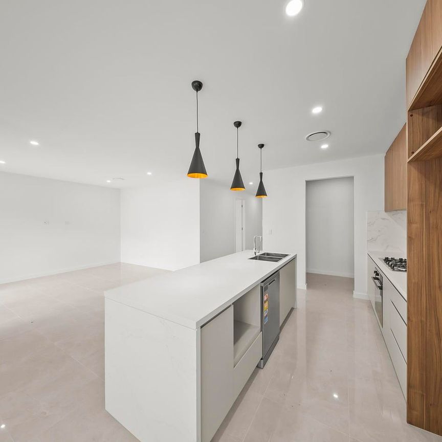 Stunning Duplex Home with Ducted Air & Alfresco - Photo 1