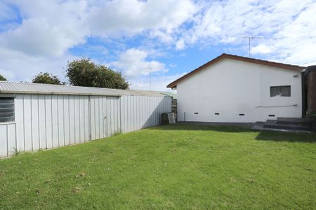Beautifully positioned 3 bedroom home! - Photo 2