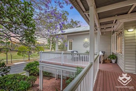 Furnished four bedrooms house at front of Park, Heart of Toowong - Photo 5