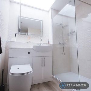 1 bedroom in a house share to rent - Photo 2