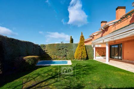 Alquiler de chalet pareado en Encinar de los Reyes - Photo 2