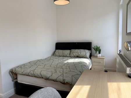 4 bedroom terraced house to rent - Photo 4