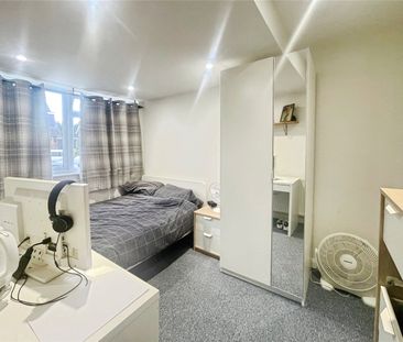 Nobles Way, Egham, Surrey, TW20 9RJ - Photo 2