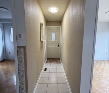 For Lease - 214 Fairglen Avenue Unit# Rear, Toronto, Ontario - Photo 6