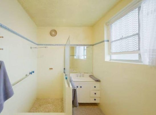 Water frontage 3 level Family home All rooms with water view - Photo 1