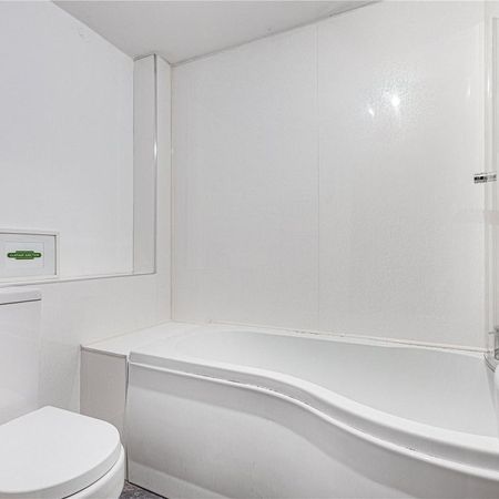 2 bedroom flat in Battersea - Photo 4