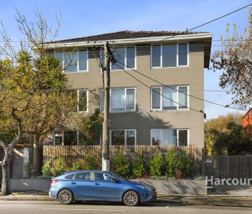 Sunny & Spacious Top-Floor Apartment - Photo 1