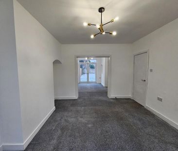 4 bedroom semi-detached house to rent - Photo 2