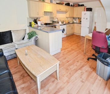 4 bedroom end of terrace house to rent - Photo 4