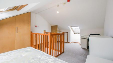 4 bedroom end of terrace house to rent - Photo 2