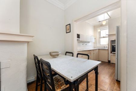 Charming Fully Furnished 1-Bedroom Apartment Moments from Fitzroy Gardens & Cafes - Photo 3