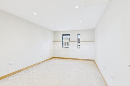 4 bedroom semi-detached house to rent - Photo 5