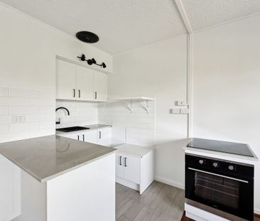 Renovated Top-Level Unit in Prime Surfers Paradise Location - Photo 5