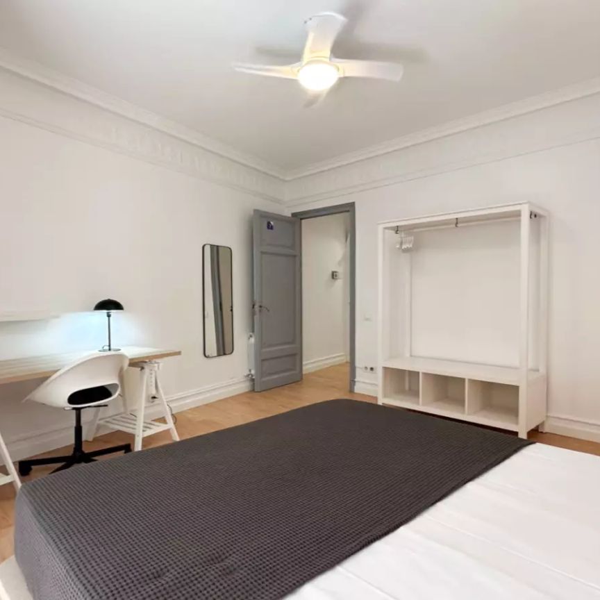 Double bed in Rooms for rent in 7-bedroom apartment in Ciutat Vella - Foto 1