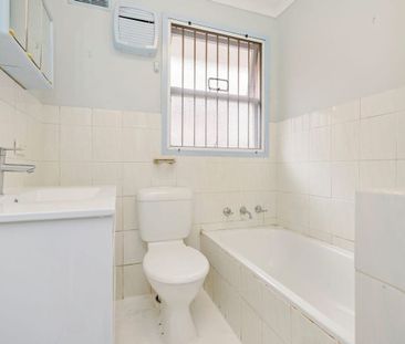 3 BEDROOM BRICK HOME IN LIVERPOOL! - Photo 4