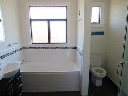 4 Awanui Street, Merrilands, New Plymouth - Photo 2