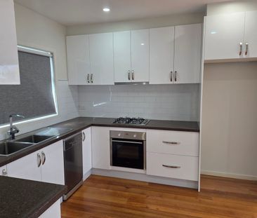 Stylish, Light-Filled Townhouse in Prime Location - Photo 5