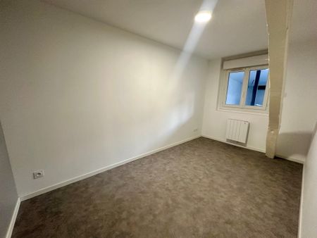 A louer - appartement T3 de 64m2, refait à neuf, situé au 2ème étage en plein centre-ville de Tarbes. - Photo 4