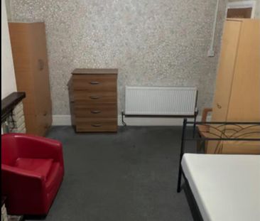 1 bedroom in a house share to rent - Photo 4