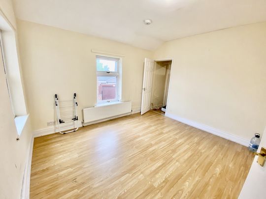 Spacious first-floor flat with private entrance, gas central heating and double glazing. Comprises living room, fitted kitchen, 3 bedrooms and bathroom. Part-furnished, available now. Rent £750 + £250 electric. Deposit £750. On-street parking. - Photo 1