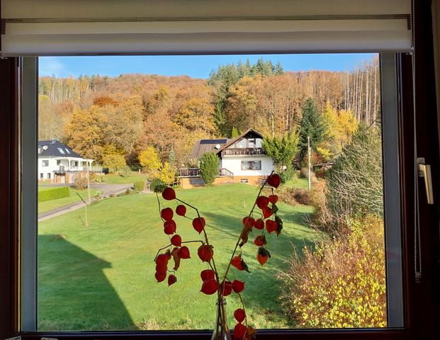*Natur Pur - Lichtdurchflutet mit großartigem Ausblick* 4-Zimmer-Wohnung in ländlicher Lage - Photo 1