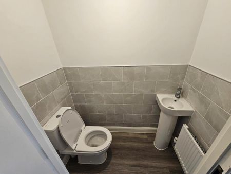 1 bedroom in a flat share to rent - Photo 5
