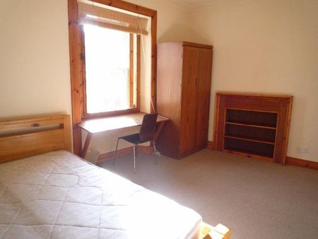 3 bedroom flat to rent - Photo 3