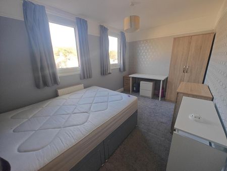 1 bedroom in a house share to rent - Photo 2