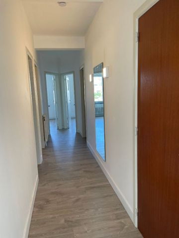 Instapklaar en centraal gelegen appartement met buitenparkeerplaats te Sint-Idesbald - Photo 5
