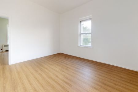 À louer à St-Jean-sur-Richelieu: propriété sur 2 étages offrant plus de 3700 p.c. de superficie habitable, 14 chambres, 3 salles de bain et 3 salle d'eau + garage - Photo 2