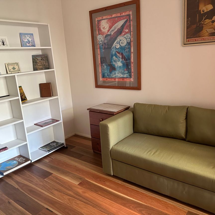 Helensvale - Photo 1