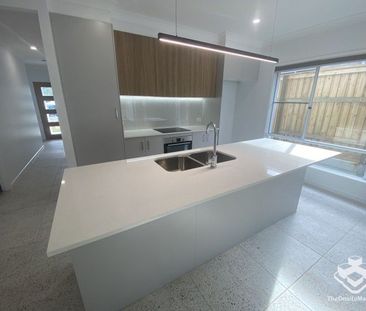 Modern Family Home - Photo 3