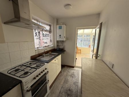 3 bedroom semi-detached house to rent - Photo 5