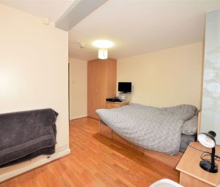 4 bedroom Flat in Wood Lane, Leeds - Photo 2