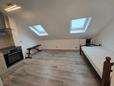 Top Floor Conversion 1 Bedroom Flat To Let West Hendon NW9 - Photo 4