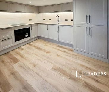 4 bedroom flat to rent - Photo 1