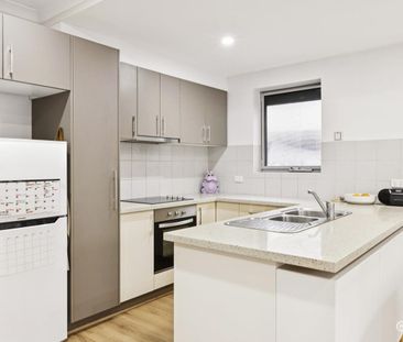 Stylish, Spacious & Conveniently Located - Photo 5