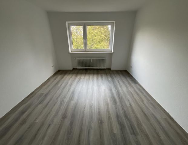 Modernisierte 4-ZKB-Balkonwohnung im Europaviertel zu vermieten! - Photo 1