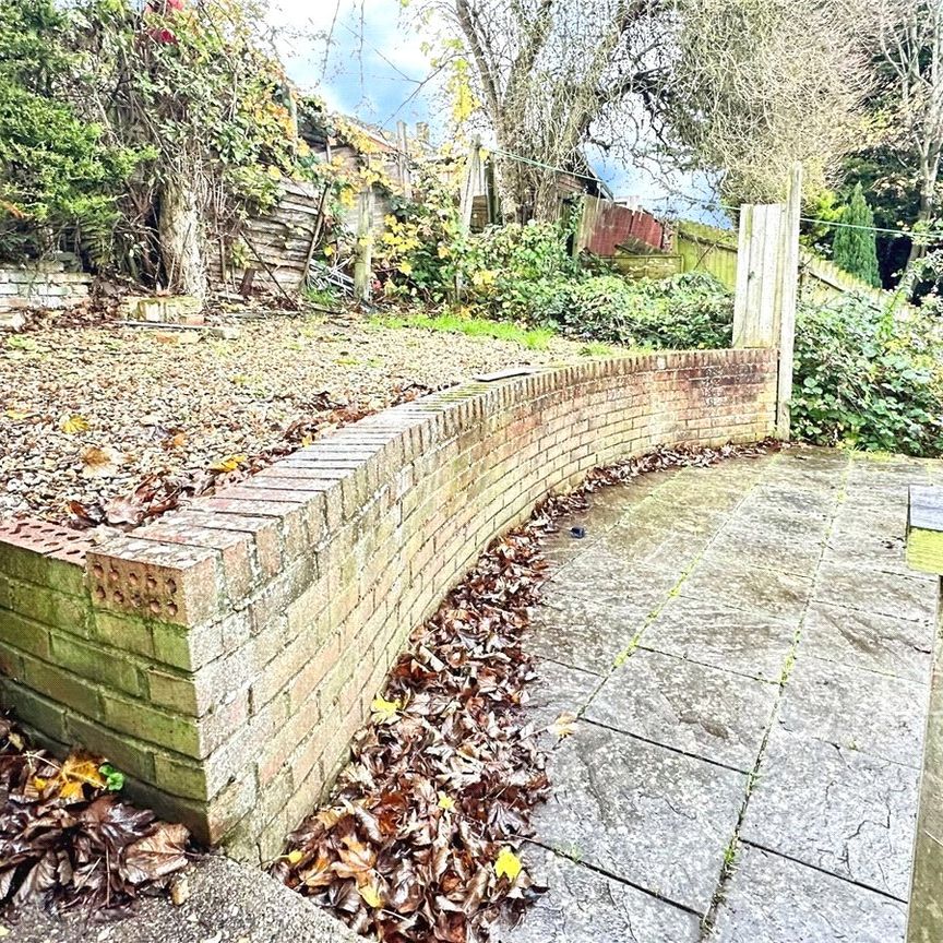 5 bedroom house to rent Brendon Avenue, Luton, Bedfordshire, LU2 - Photo 1