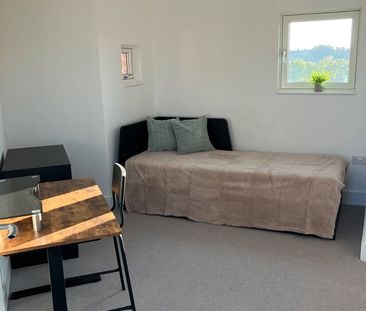 2 Bed Penthouse, Edgewood Mews, N3 - Photo 3