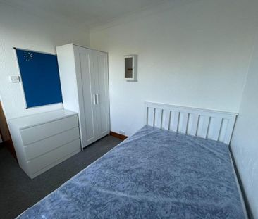 5 bedroom semi-detached house to rent - Photo 2