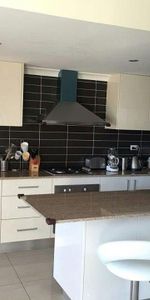 Spacious&comma; Modern Townhouse - Photo 3