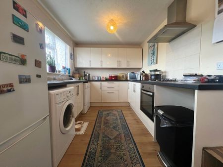 3 bedroom semi-detached house to rent - Photo 5