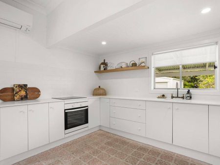 Stylish Renovated Cottage in an Unbeatable Location - Photo 4