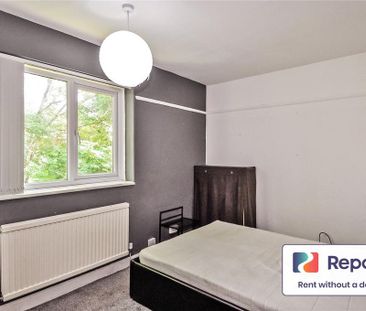 4 bedroom semi-detached house to rent - Photo 3