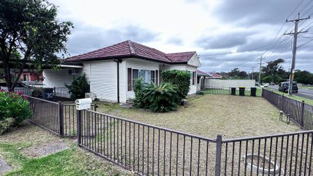 Lovely 4 Bedroom Home in Great Macquarie Fields Location&excl;&excl; - Photo 4