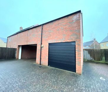 1 bedroom coach house to rent - Photo 2