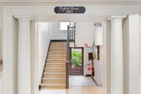 Recently Renovated Art Deco One-Bedroom Apartment - Photo 3