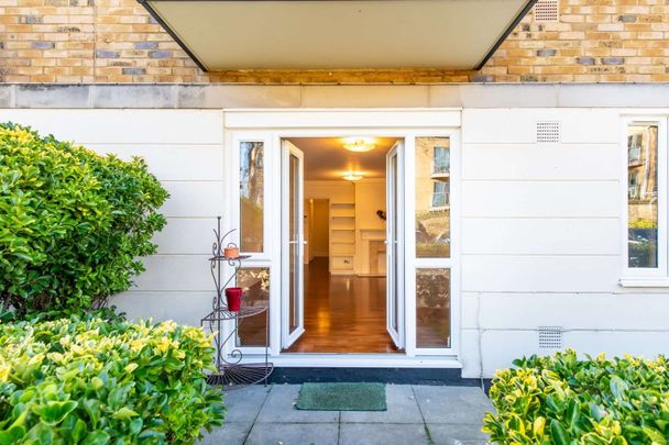 A generous ground floor apartment set in an attractive gated development in a popular Wimbledon location. - Photo 1