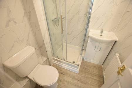 2 bedroom Flat in Sabin Gates, Bracknell - Photo 5